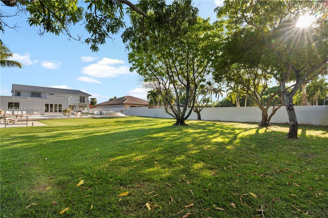 For Rent: $6,500 (5 beds, 4 baths, 4242 Square Feet)