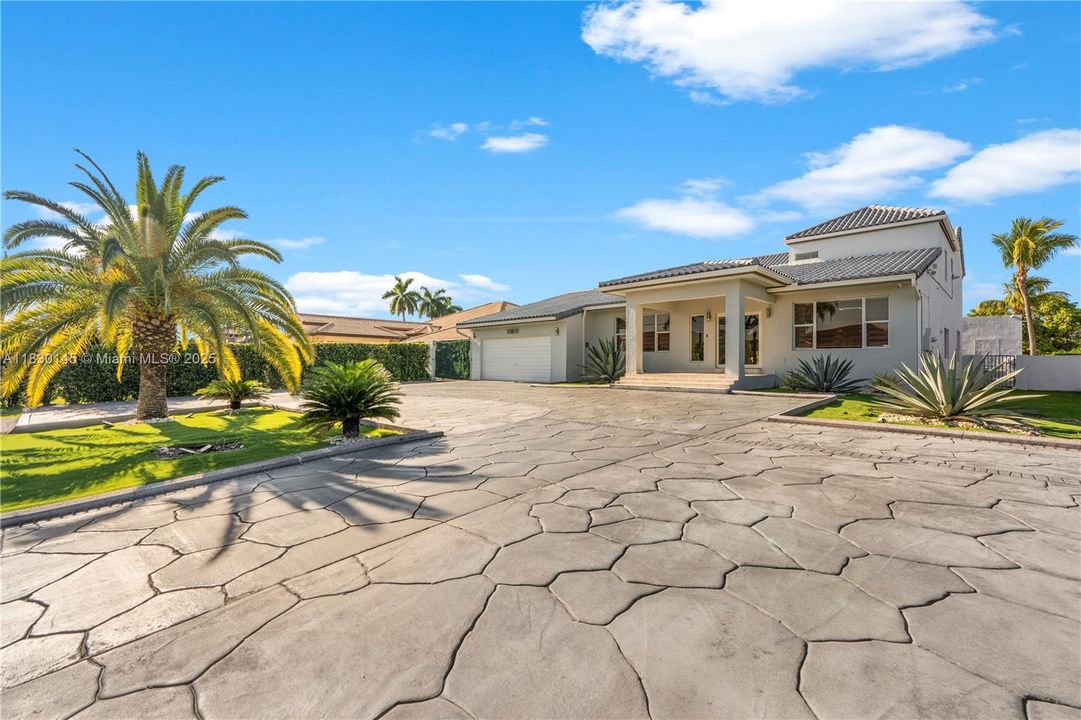 For Rent: $6,500 (5 beds, 4 baths, 4242 Square Feet)