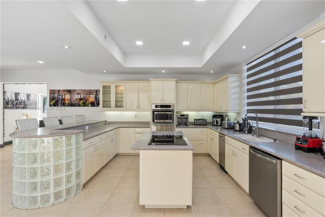 For Rent: $6,500 (5 beds, 4 baths, 4242 Square Feet)