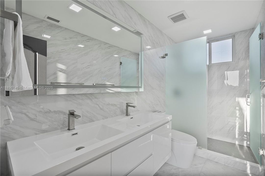 For Rent: $6,500 (5 beds, 4 baths, 4242 Square Feet)