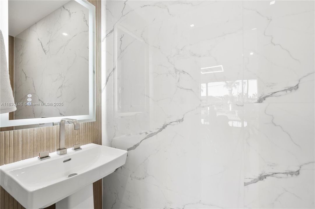 For Rent: $6,500 (5 beds, 4 baths, 4242 Square Feet)