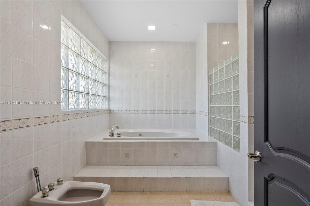 For Rent: $6,500 (5 beds, 4 baths, 4242 Square Feet)