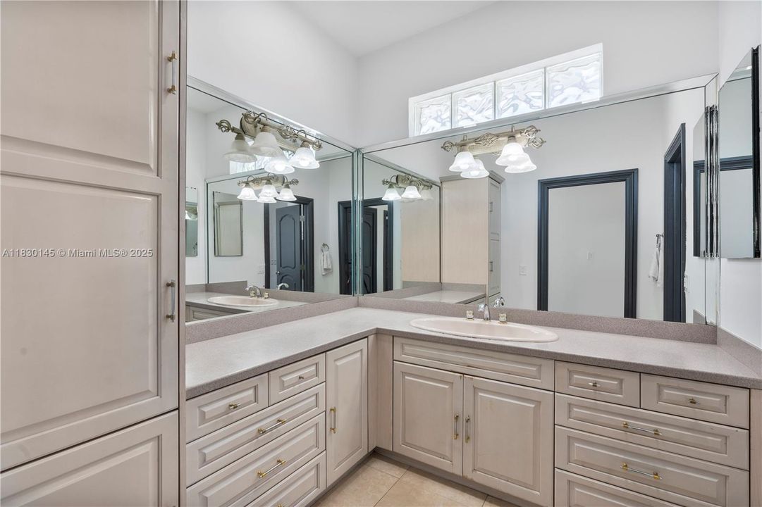 For Rent: $6,500 (5 beds, 4 baths, 4242 Square Feet)