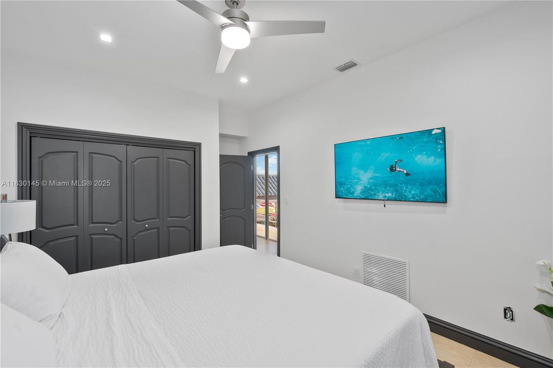 For Rent: $6,500 (5 beds, 4 baths, 4242 Square Feet)