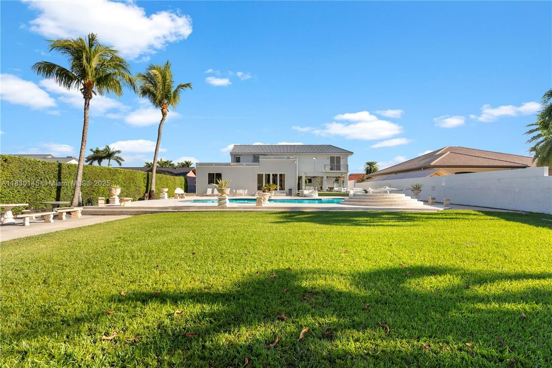 For Rent: $6,500 (5 beds, 4 baths, 4242 Square Feet)