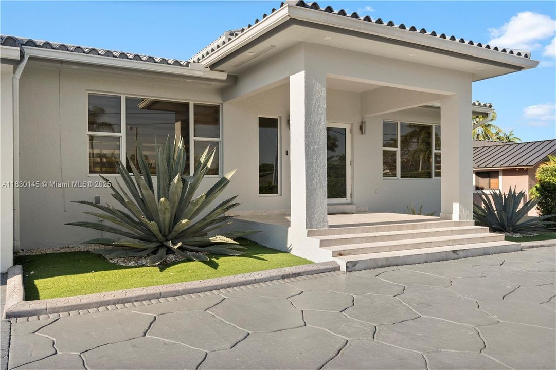 For Rent: $6,500 (5 beds, 4 baths, 4242 Square Feet)