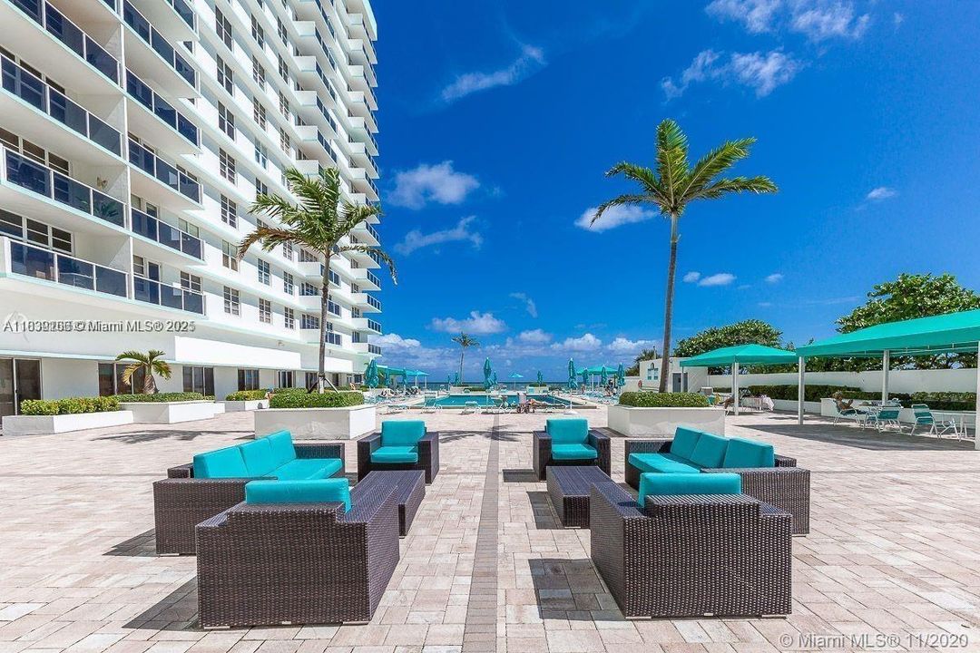 Недавно продано: $298,000 (1 спален, 1 ванн, 896 Квадратных фут)