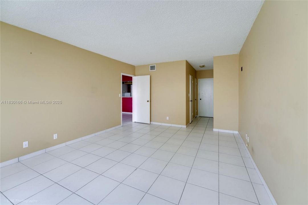 Недавно продано: $298,000 (1 спален, 1 ванн, 896 Квадратных фут)