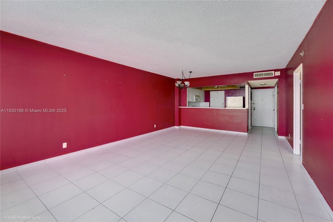 Недавно продано: $298,000 (1 спален, 1 ванн, 896 Квадратных фут)