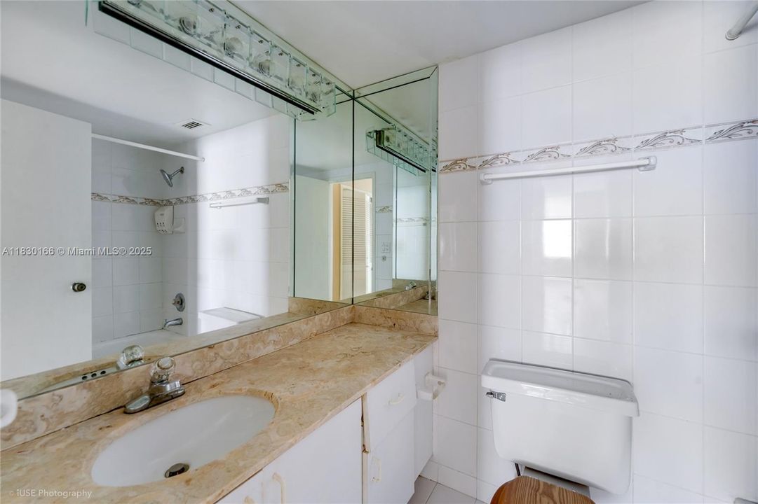 Недавно продано: $298,000 (1 спален, 1 ванн, 896 Квадратных фут)