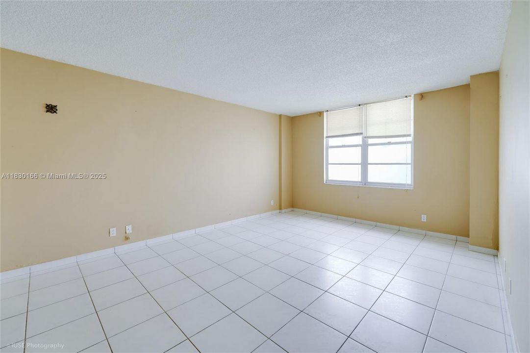 Недавно продано: $298,000 (1 спален, 1 ванн, 896 Квадратных фут)