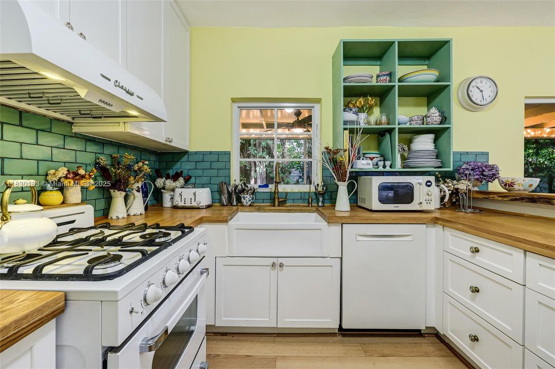 Vendido Recientemente: $1,799,000 (3 camas, 2 baños, 1921 Pies cuadrados)