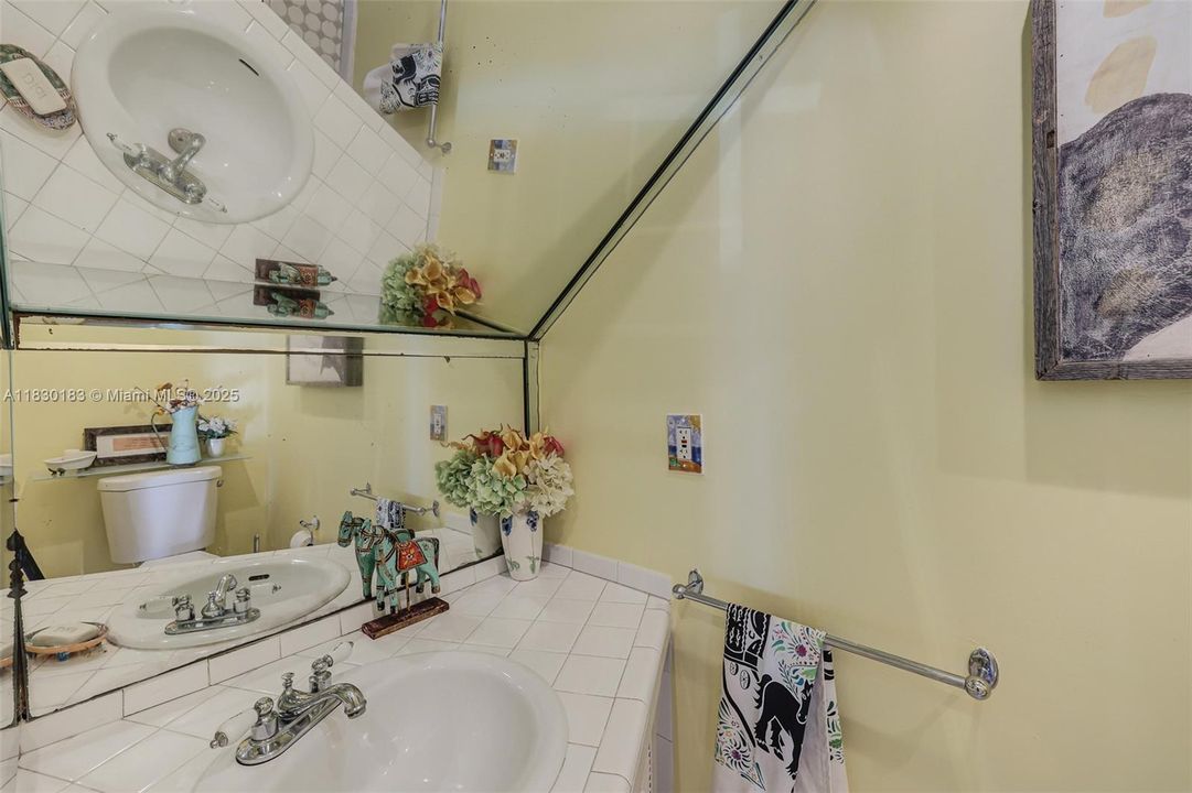 Vendido Recientemente: $1,799,000 (3 camas, 2 baños, 1921 Pies cuadrados)