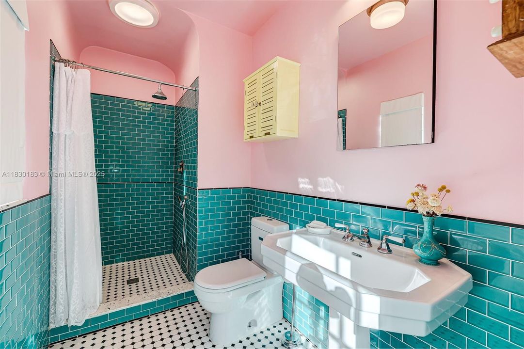 Vendido Recientemente: $1,799,000 (3 camas, 2 baños, 1921 Pies cuadrados)