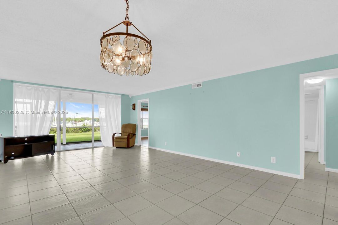 For Sale: $305,000 (2 beds, 2 baths, 1314 Square Feet)