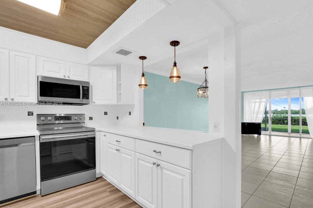 For Sale: $305,000 (2 beds, 2 baths, 1314 Square Feet)