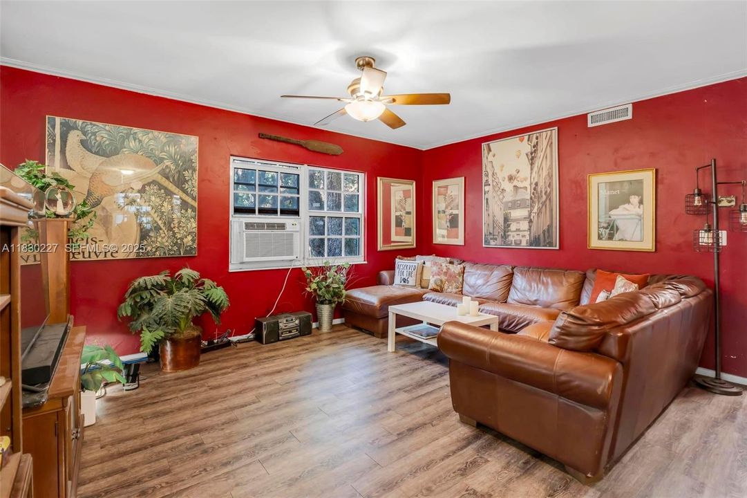 На продажу: $3,150,000 (7 спален, 6 ванн, 5775 Квадратных фут)