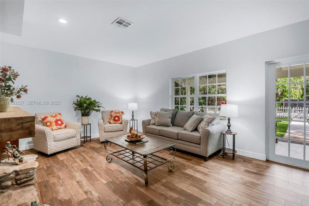 На продажу: $3,150,000 (7 спален, 6 ванн, 5775 Квадратных фут)