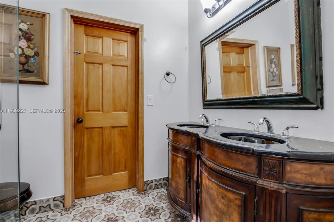 На продажу: $3,150,000 (7 спален, 6 ванн, 5775 Квадратных фут)