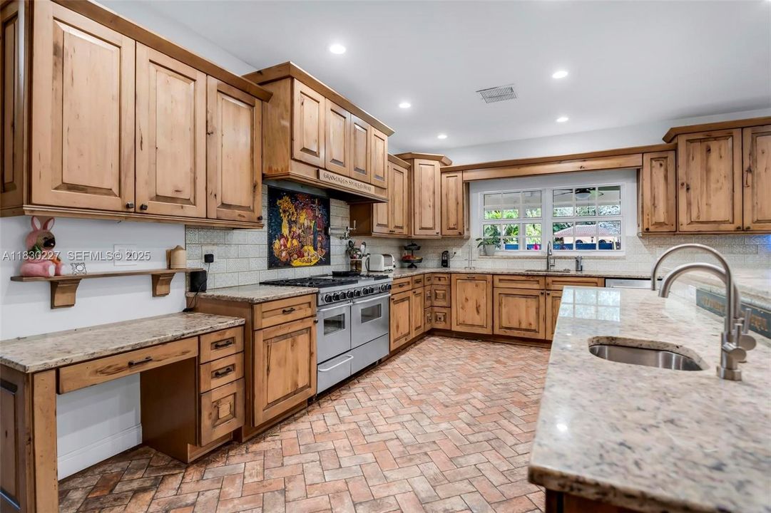 На продажу: $3,150,000 (7 спален, 6 ванн, 5775 Квадратных фут)