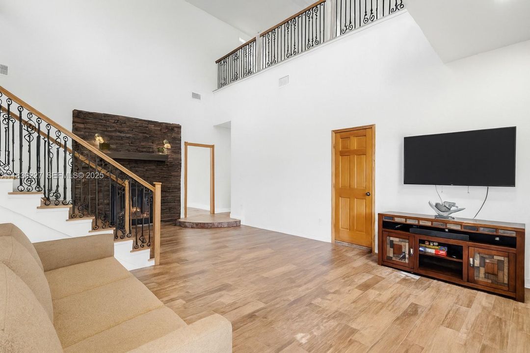 На продажу: $3,150,000 (7 спален, 6 ванн, 5775 Квадратных фут)