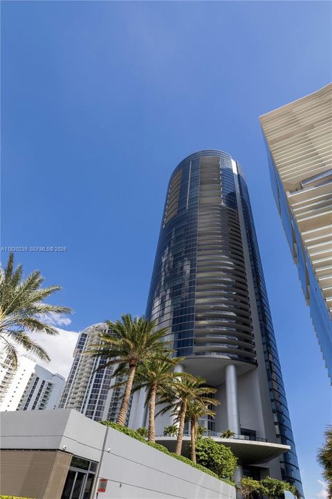 For Sale: $3,890,000 (4 beds, 4 baths, 3555 Square Feet)