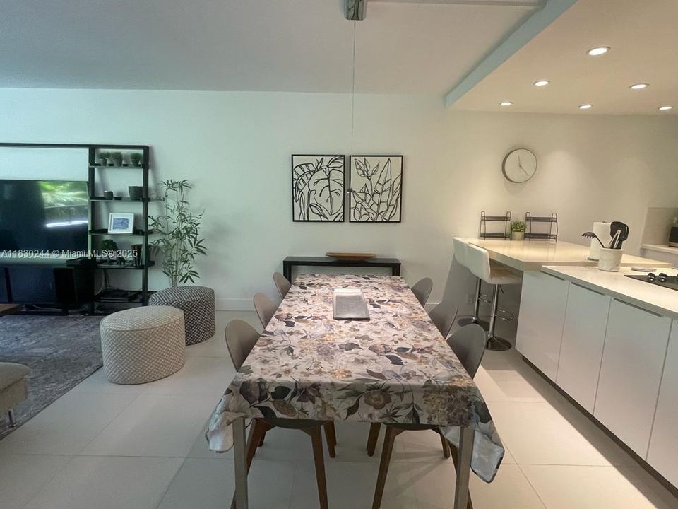 Недавно продано: $1,295,000 (3 спален, 2 ванн, 1720 Квадратных фут)