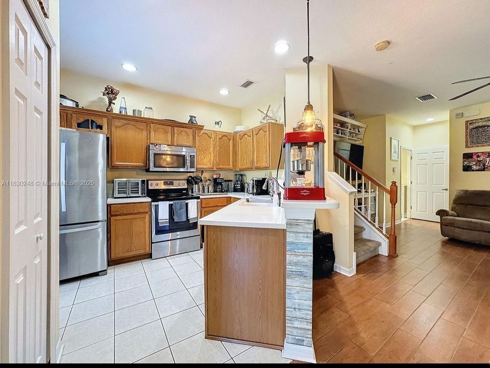 合同活跃: $229,999 (3 贝兹, 2 浴室, 0 平方英尺)