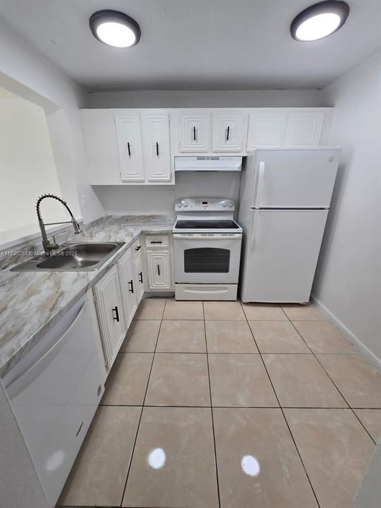 Active With Contract: $169,800 (2 beds, 2 baths, 1175 Square Feet)