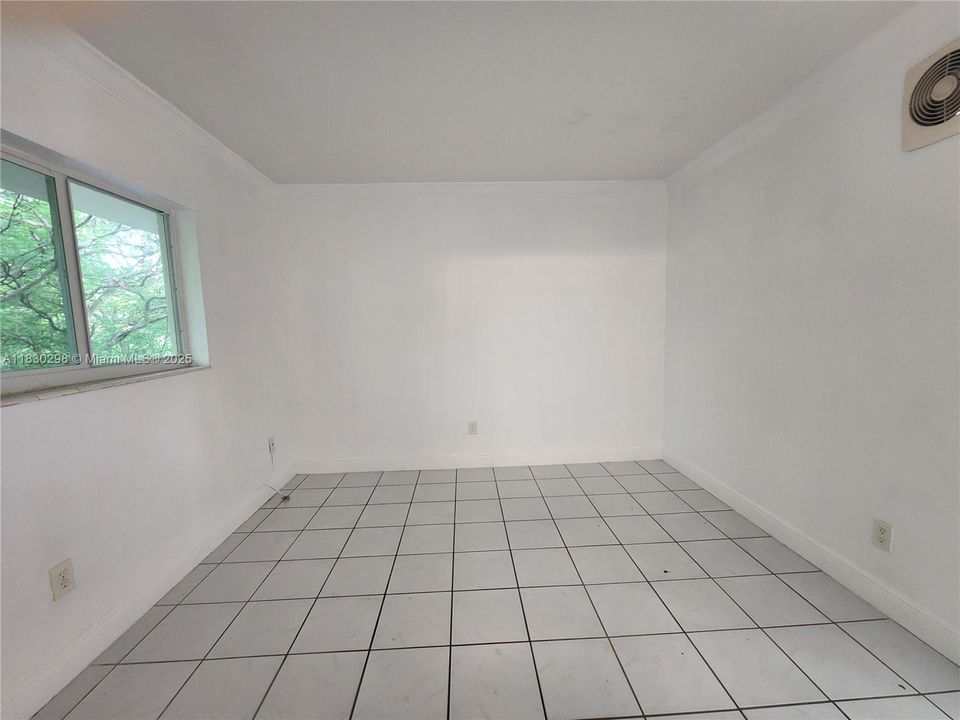 For Sale: $206,000 (1 beds, 1 baths, 410 Square Feet)