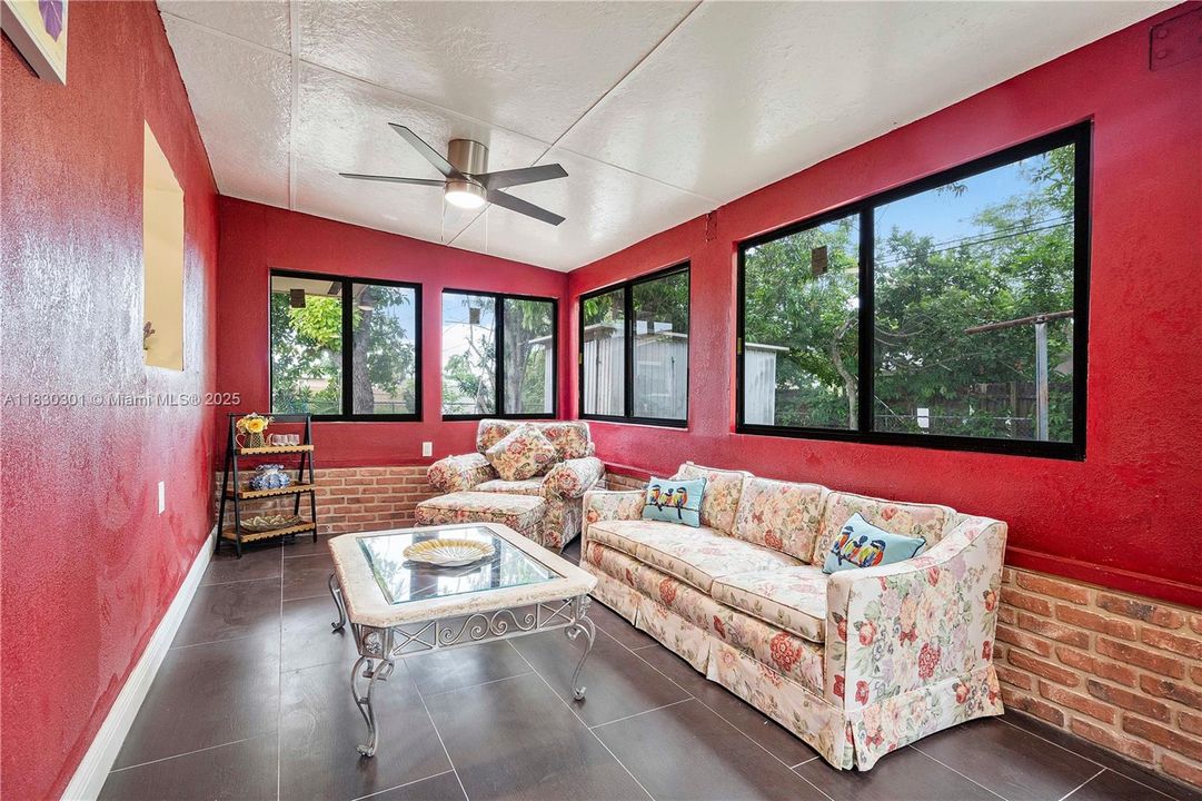 Vendido Recientemente: $484,000 (3 camas, 2 baños, 1539 Pies cuadrados)