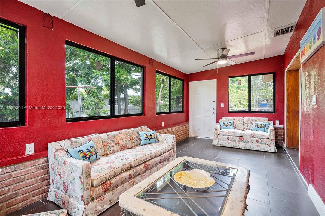 Vendido Recientemente: $484,000 (3 camas, 2 baños, 1539 Pies cuadrados)