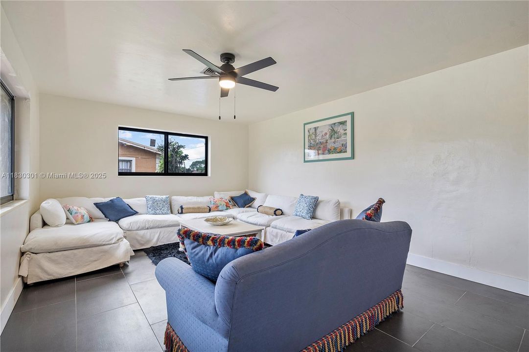 Vendido Recientemente: $484,000 (3 camas, 2 baños, 1539 Pies cuadrados)