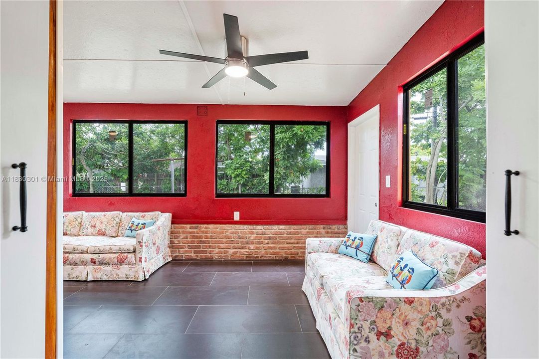 Vendido Recientemente: $484,000 (3 camas, 2 baños, 1539 Pies cuadrados)