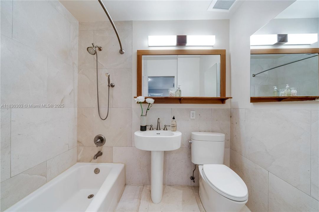 Vendido Recientemente: $1,850,000 (3 camas, 2 baños, 1992 Pies cuadrados)