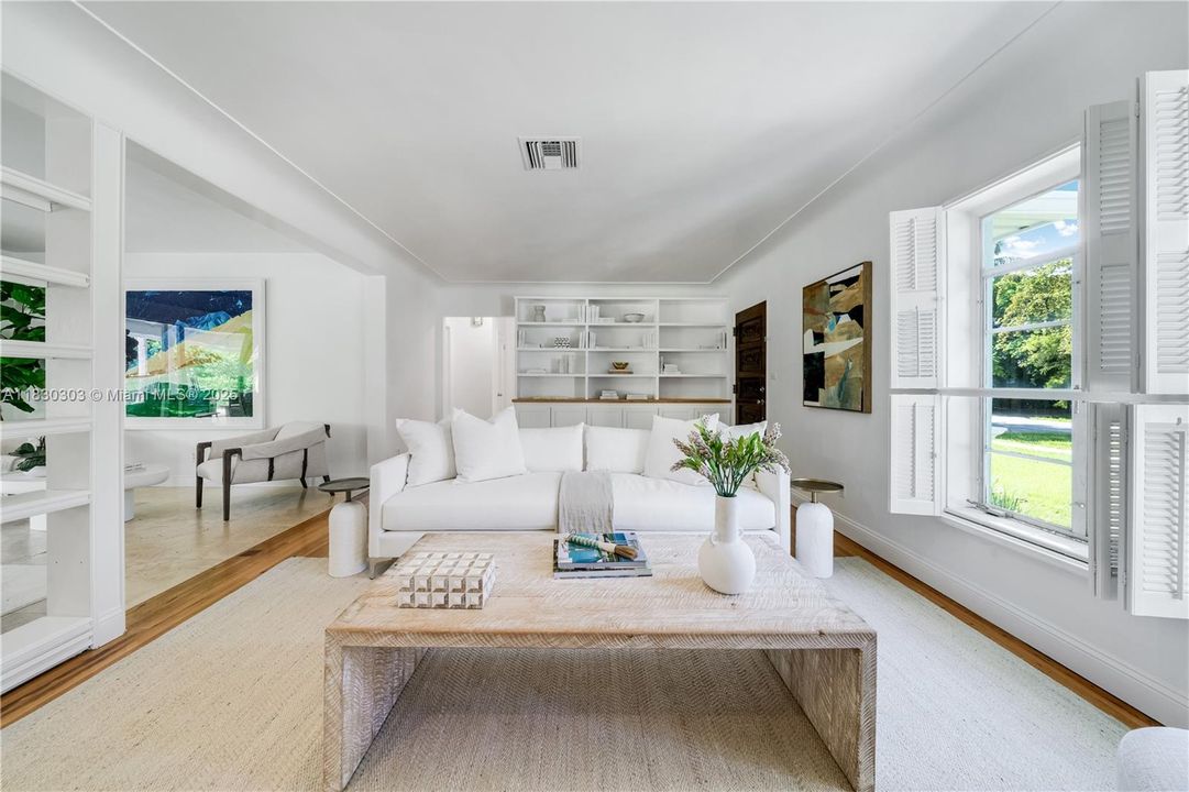 Vendido Recientemente: $1,850,000 (3 camas, 2 baños, 1992 Pies cuadrados)