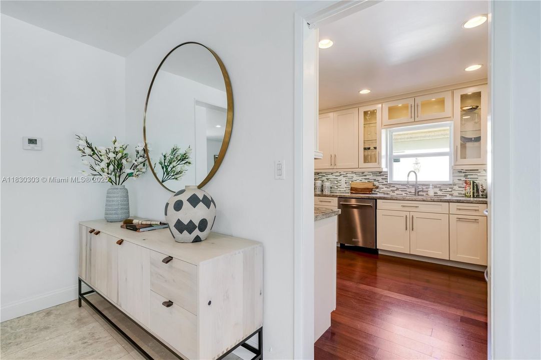 Vendido Recientemente: $1,850,000 (3 camas, 2 baños, 1992 Pies cuadrados)