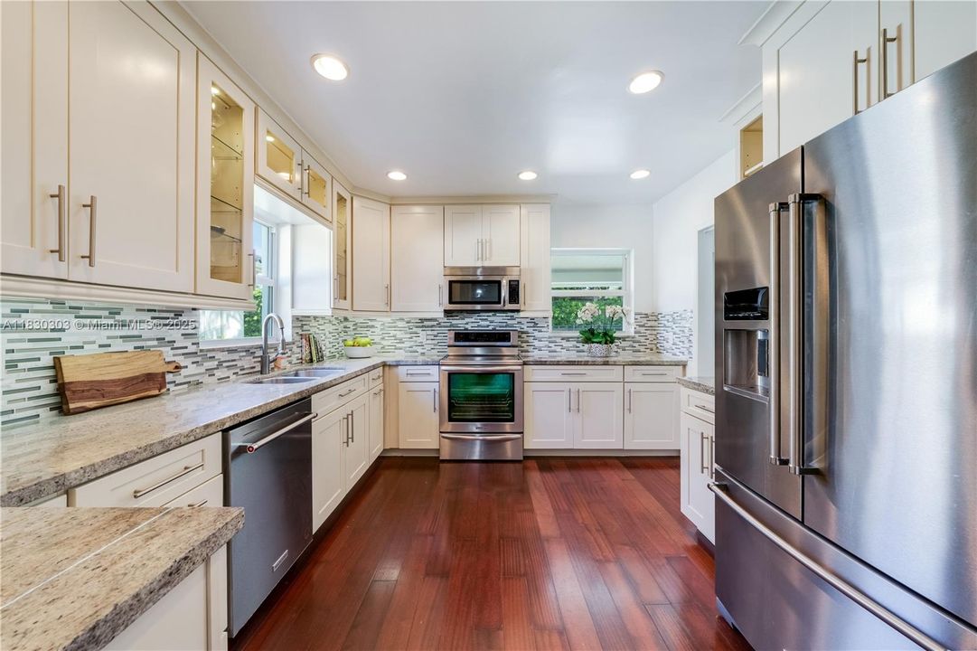 Vendido Recientemente: $1,850,000 (3 camas, 2 baños, 1992 Pies cuadrados)