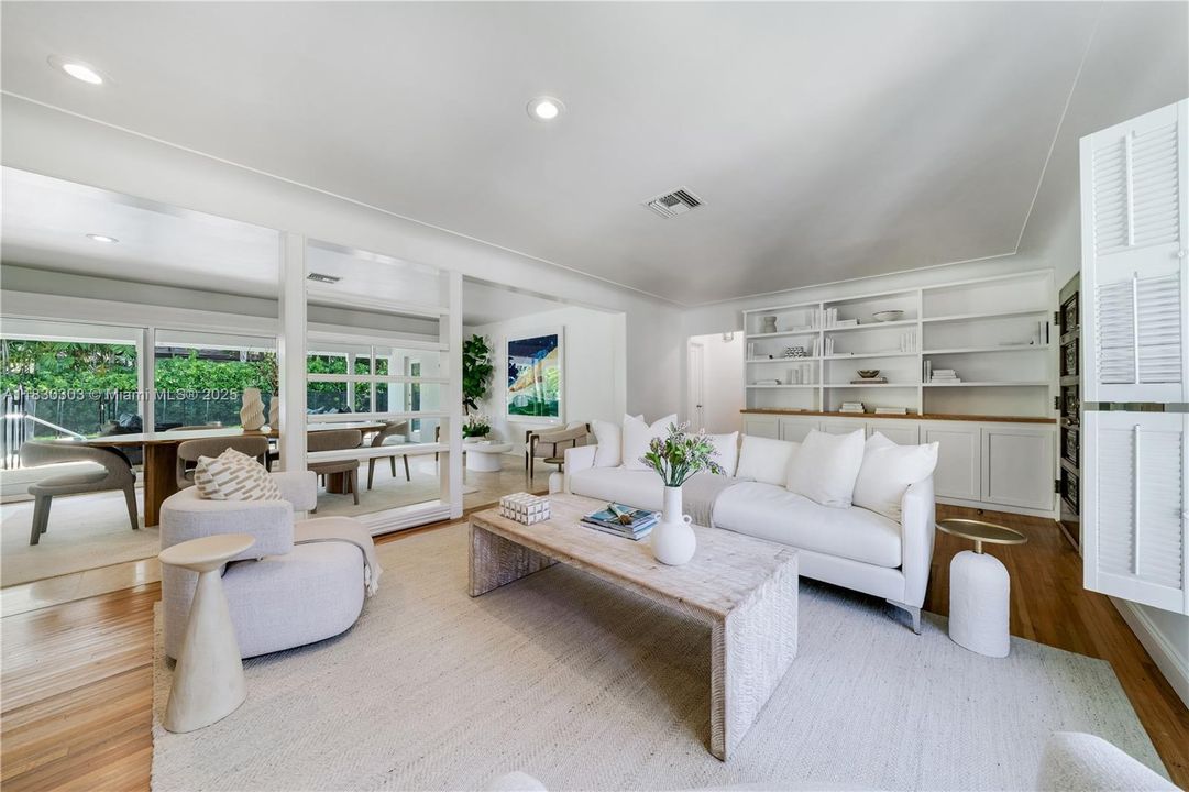 Vendido Recientemente: $1,850,000 (3 camas, 2 baños, 1992 Pies cuadrados)