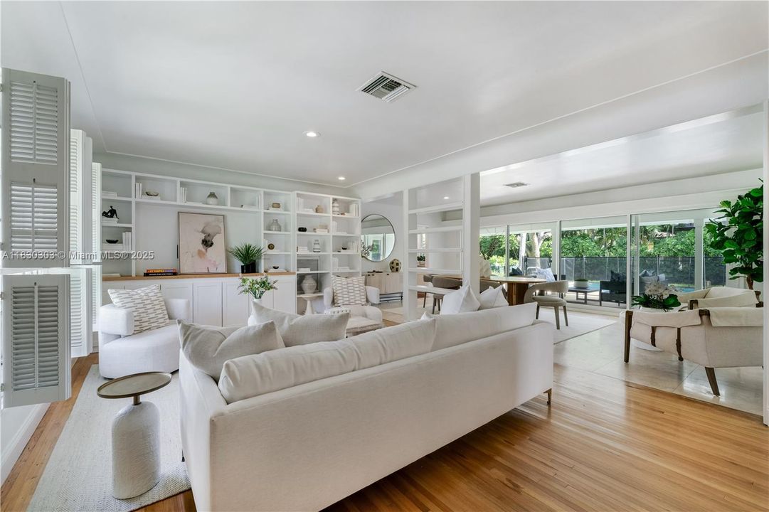 Vendido Recientemente: $1,850,000 (3 camas, 2 baños, 1992 Pies cuadrados)