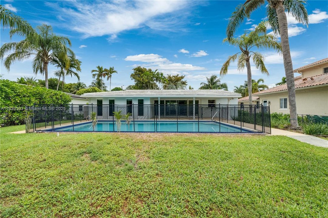 Vendido Recientemente: $1,850,000 (3 camas, 2 baños, 1992 Pies cuadrados)