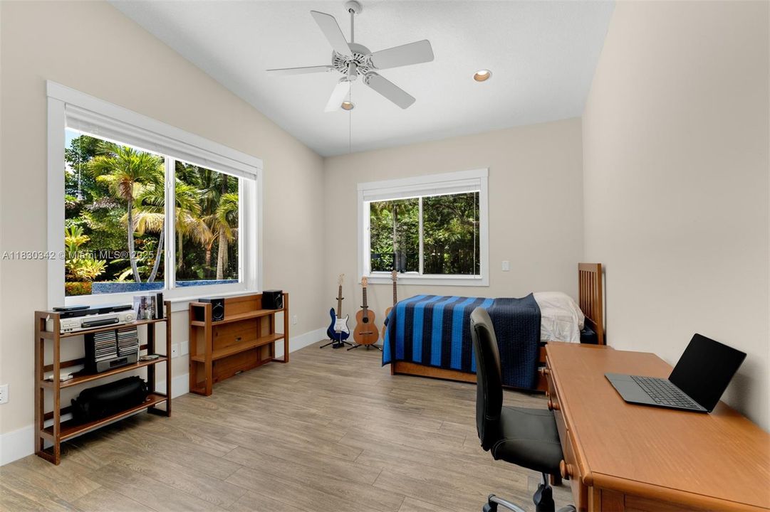 最近售出: $3,995,000 (6 贝兹, 5 浴室, 5207 平方英尺)