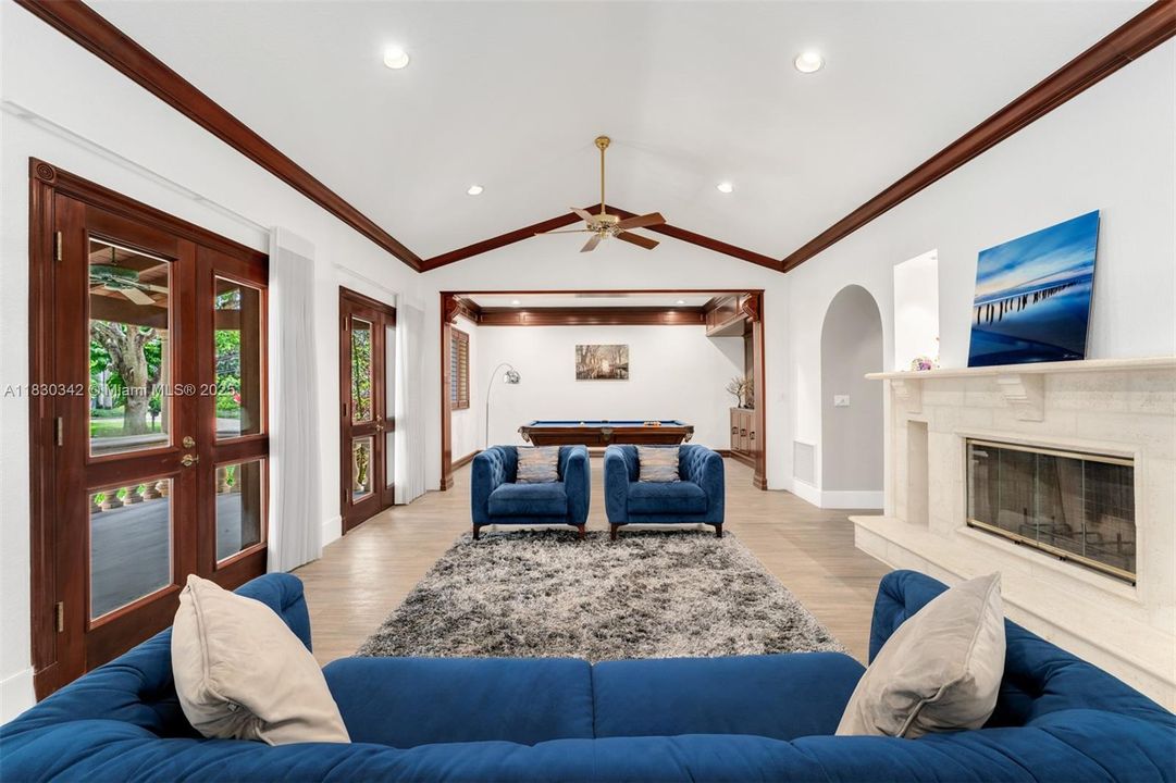 最近售出: $3,995,000 (6 贝兹, 5 浴室, 5207 平方英尺)