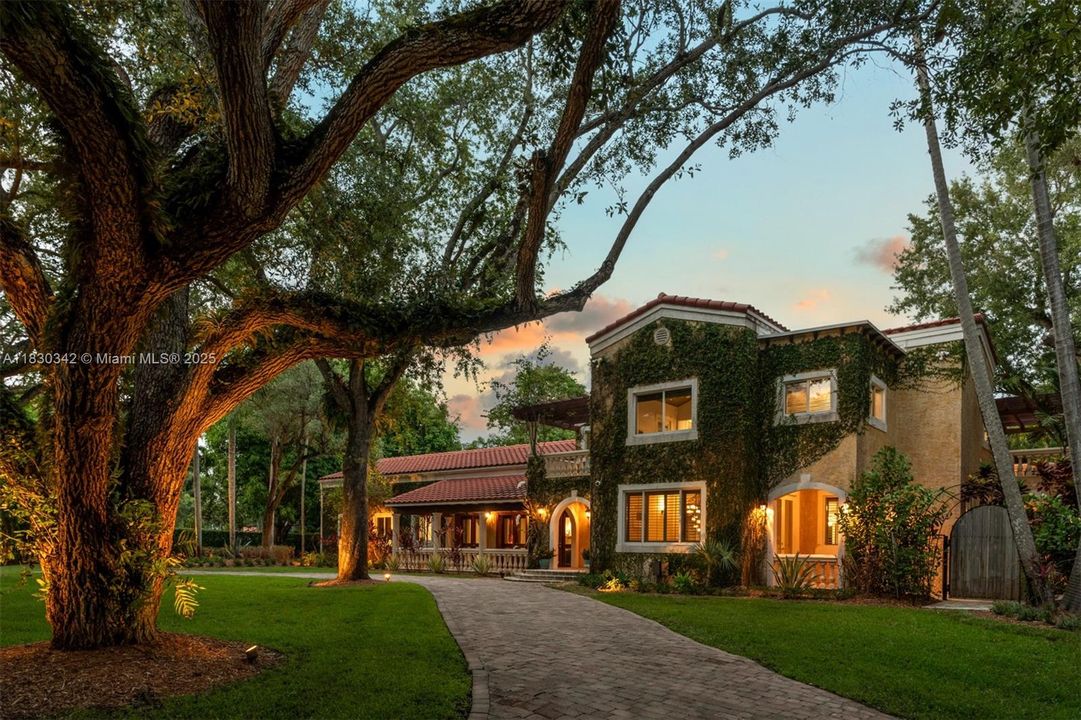 最近售出: $3,995,000 (6 贝兹, 5 浴室, 5207 平方英尺)