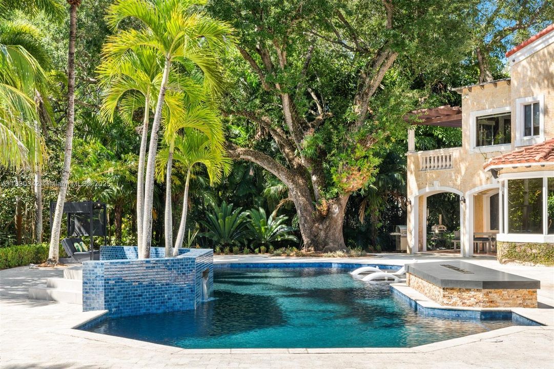 最近售出: $3,995,000 (6 贝兹, 5 浴室, 5207 平方英尺)