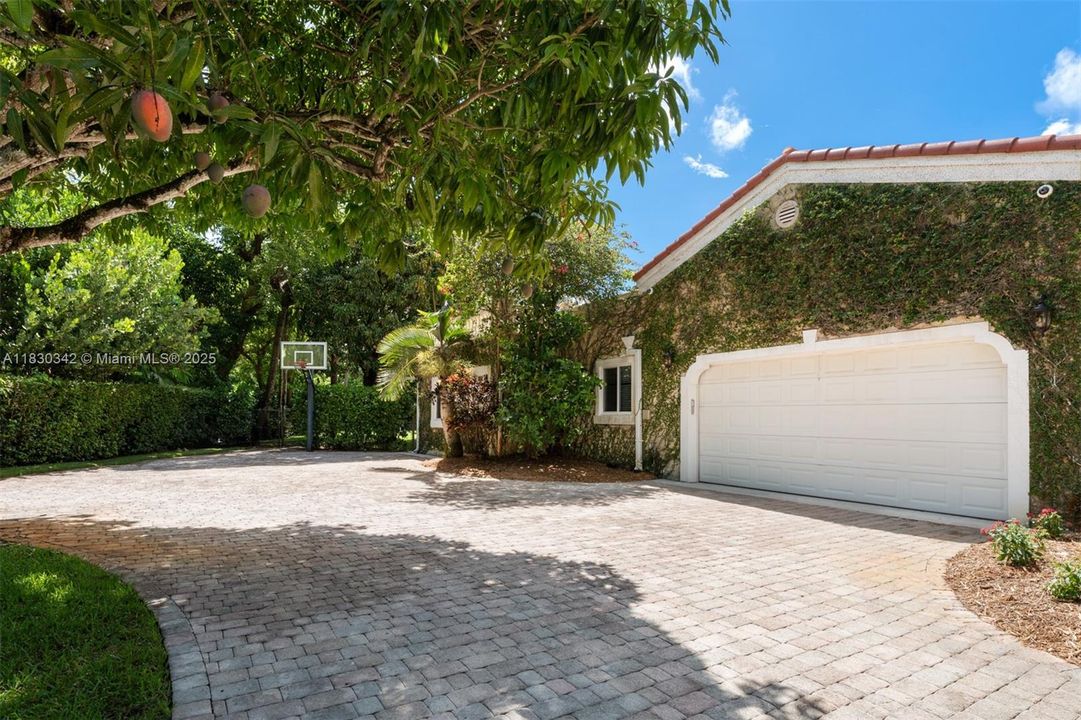 最近售出: $3,995,000 (6 贝兹, 5 浴室, 5207 平方英尺)