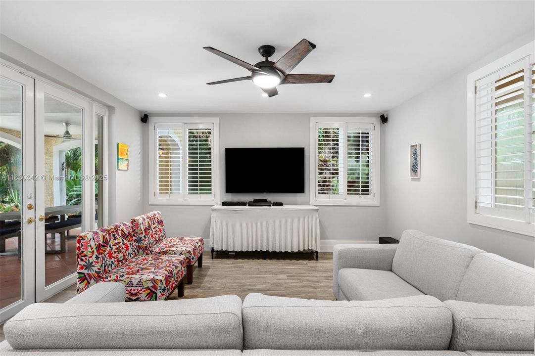 最近售出: $3,995,000 (6 贝兹, 5 浴室, 5207 平方英尺)