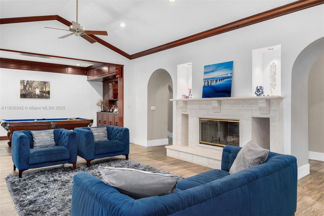 最近售出: $3,995,000 (6 贝兹, 5 浴室, 5207 平方英尺)