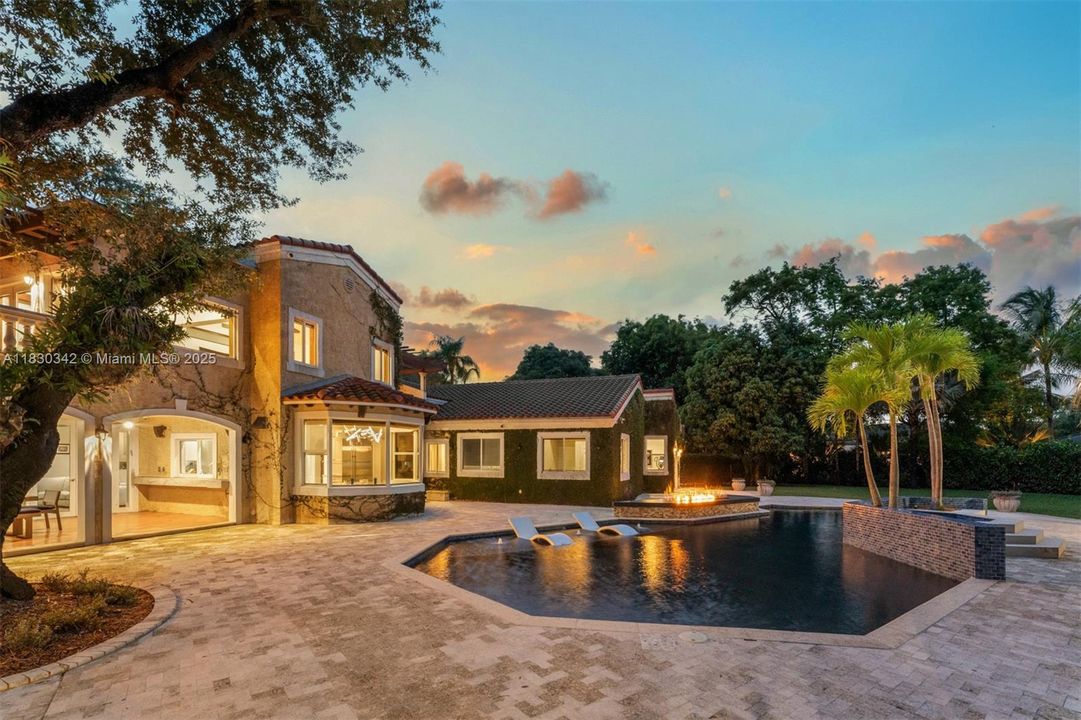 最近售出: $3,995,000 (6 贝兹, 5 浴室, 5207 平方英尺)