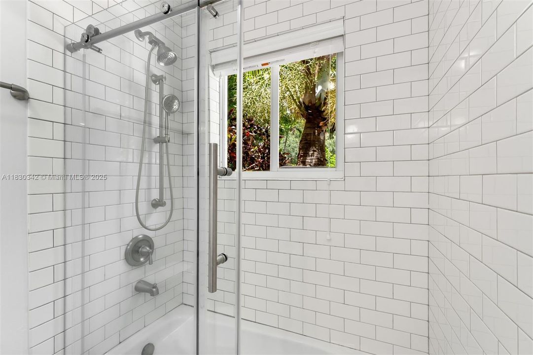 最近售出: $3,995,000 (6 贝兹, 5 浴室, 5207 平方英尺)